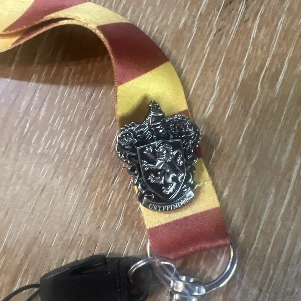 Harry Potter Gryffindor Lot - Lanyard, Keychain,‎ Luggage Tag, Pin